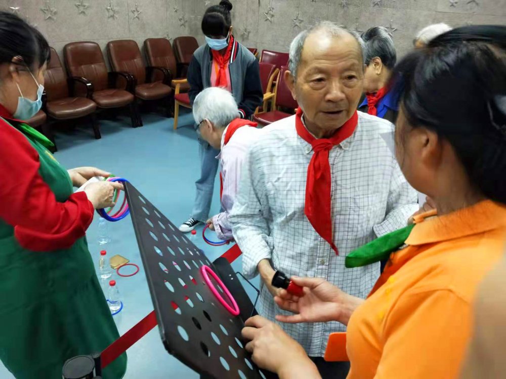 爷爷敲章领积分.jpg